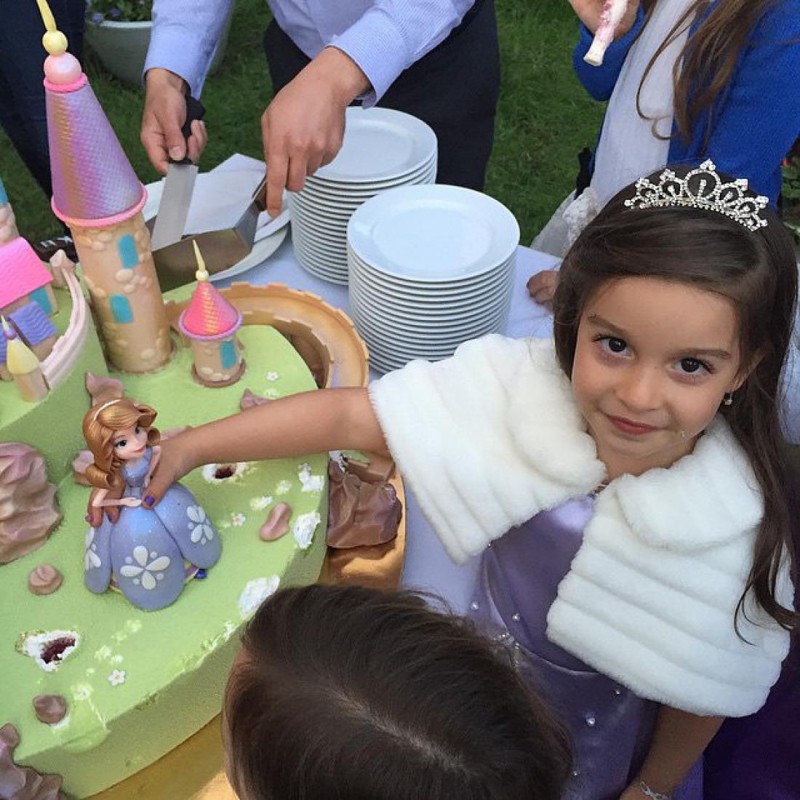 Дочка отметила день рождения. Дни рождения детей знаменитостей. Торт для Дочки Бородиной. Бородина с детьми на празднике.